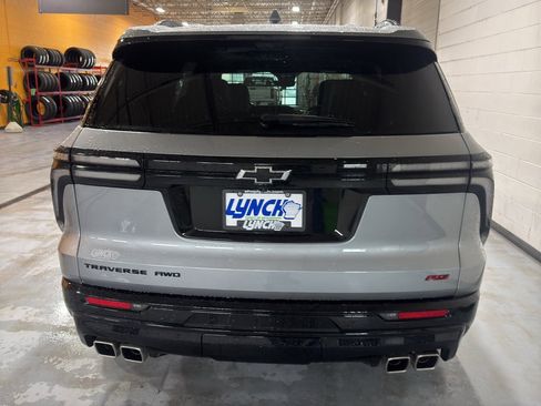 Used 2025 Chevrolet Traverse RS image 4