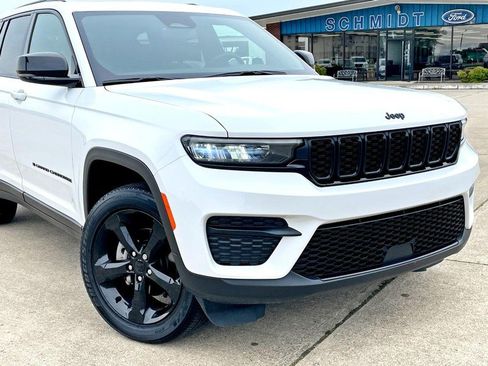 Used 2024 Jeep Grand Cherokee Altitude AWD/4WD image 8