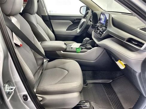 Used 2024 Toyota Highlander LE FWD image 24