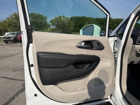 Used 2022 Chrysler Pacifica Touring-L FWD image 15
