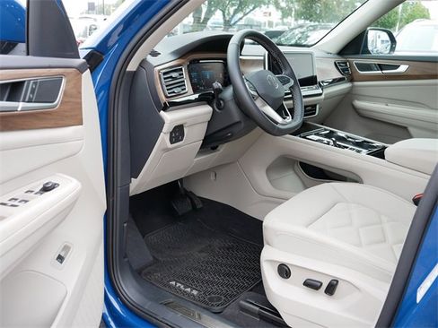 Certified 2025 Volkswagen Atlas SE image 12