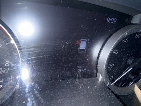 Used 2023 Toyota Highlander LE FWD image 5
