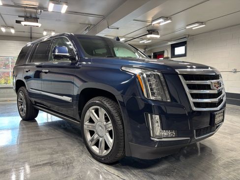 Used 2020 Cadillac Escalade Premium Luxury image 2