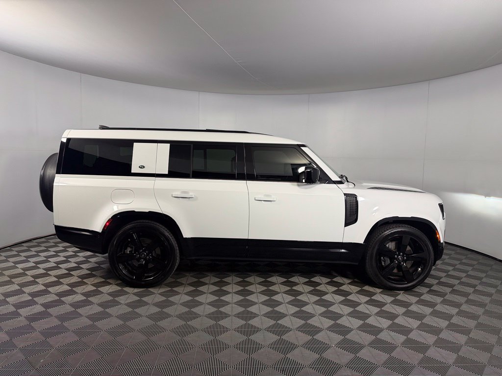 Used 2024 Land Rover Defender 130 X-Dynamic SE AWD/4WD image 4