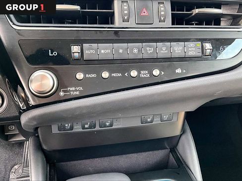 Used 2025 Lexus ES 300h w/ Premium Package image 31