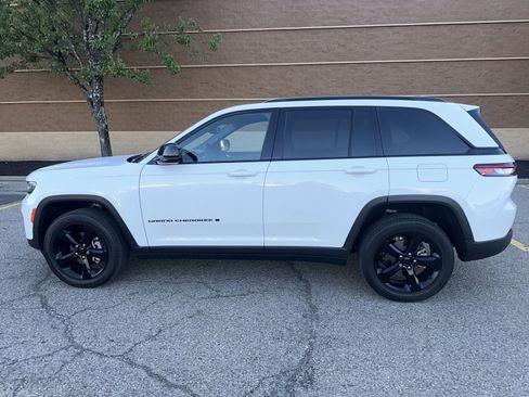 Used 2023 Jeep Grand Cherokee Altitude image 2