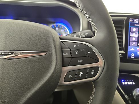 Certified 2024 Chrysler Pacifica Touring-L FWD image 18