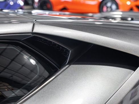Used 2021 Lamborghini Huracan EVO RWD image 14