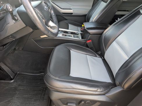 Used 2022 Ford Explorer XLT w/ Equipment Group 202A image 9