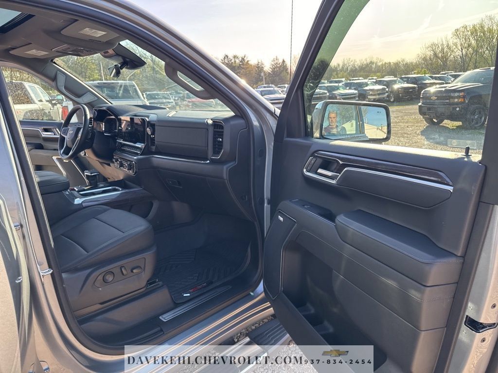 Certified 2025 Chevrolet Silverado 1500 LTZ AWD/4WD image 27