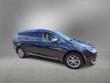Used 2017 Chrysler Pacifica Limited image 2