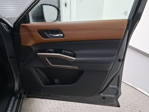 Used 2024 Nissan Pathfinder Platinum image 33