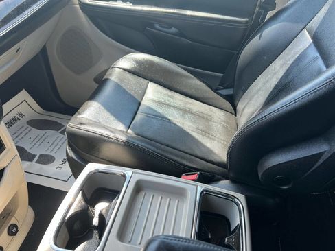 Used 2014 Chrysler Town & Country Touring image 21