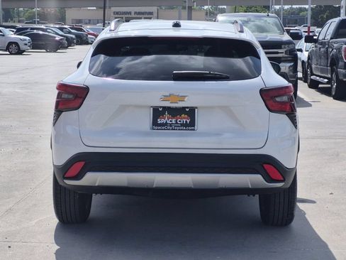Used 2026 Chevrolet Trax LT FWD image 5