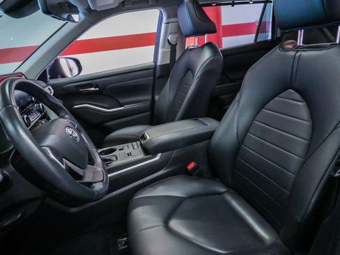 Used 2022 Toyota Highlander XLE image 11