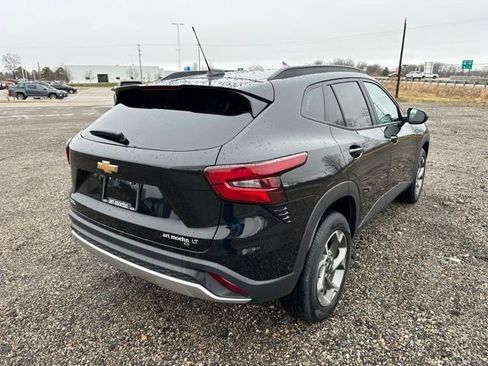 Used 2025 Chevrolet Trax LT FWD image 7