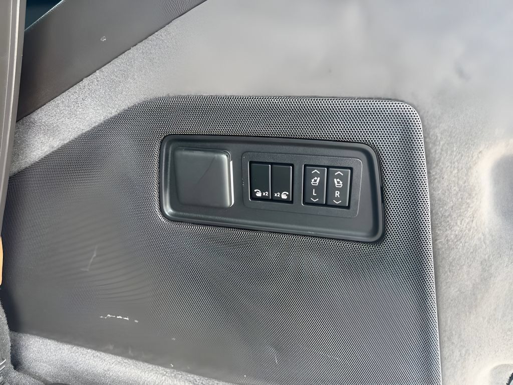 Used 2022 Cadillac Escalade Premium Luxury RWD image 35