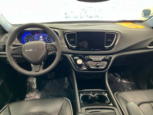 Used 2023 Chrysler Pacifica Limited w/ Uconnect Theater Family Group image 17