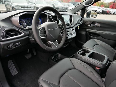 New 2026 Chrysler Pacifica Select AWD/4WD image 2