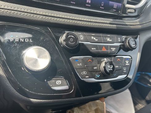 Certified 2021 Chrysler Pacifica Touring w/ S Appearance Package image 6