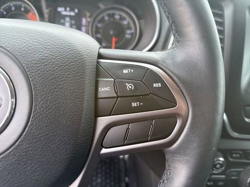 Used 2019 Jeep Cherokee Latitude Plus w/ Cold Weather Group image 18