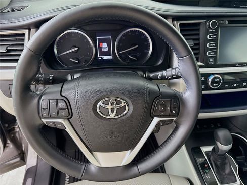 Used 2018 Toyota Highlander Limited w/ Carpet Mat Package (TMS) AWD/4WD image 19
