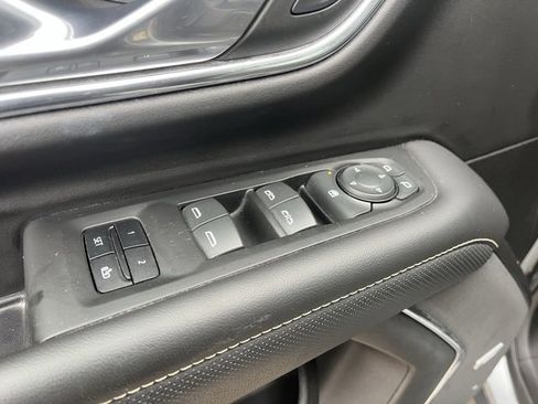 Used 2023 GMC Yukon XL SLT image 11