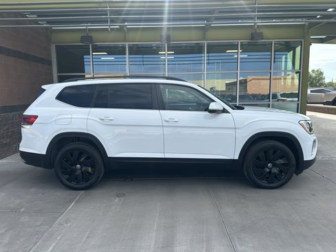 Used 2024 Volkswagen Atlas SE w/ Panoramic Sunroof Package FWD image 6