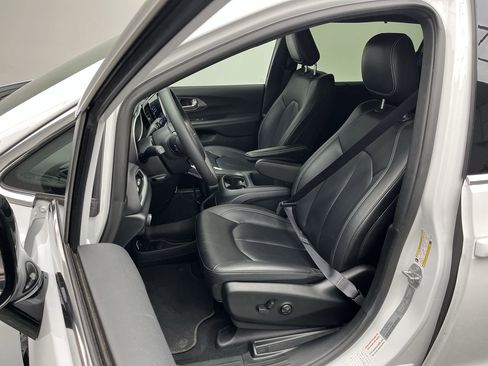 Used 2025 Chrysler Pacifica Select image 8