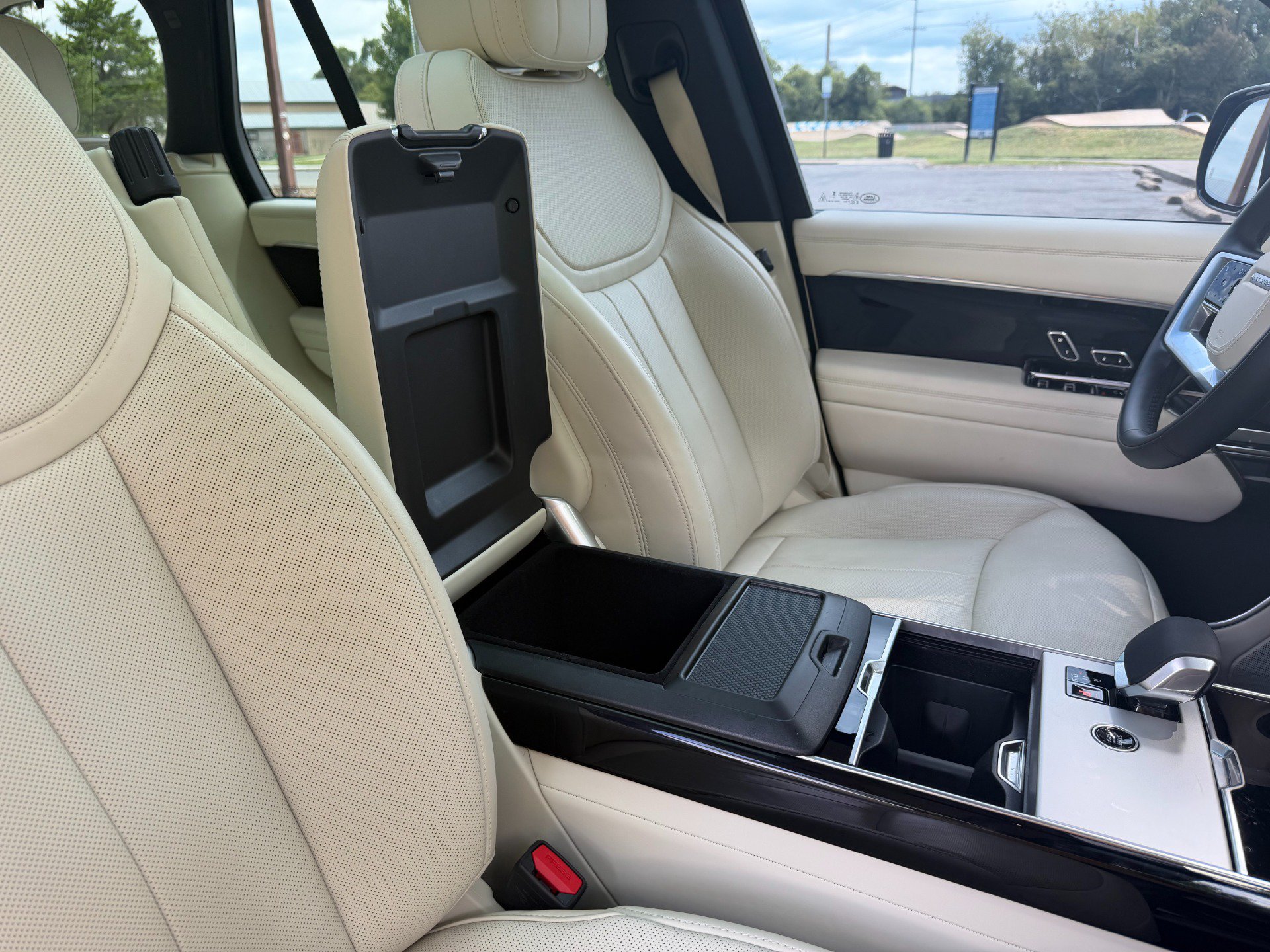 Used 2025 Land Rover Range Rover SE AWD/4WD image 40