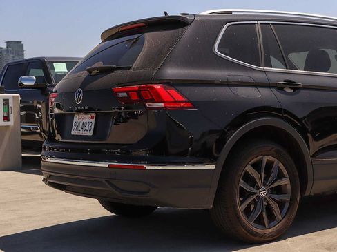 Used 2023 Volkswagen Tiguan SE w/ Panoramic Sunroof Package FWD image 9