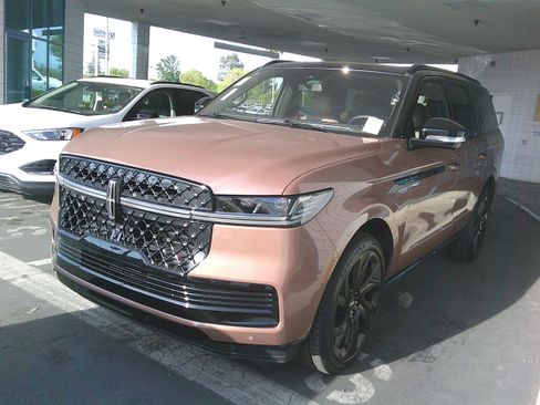 Used 2025 Lincoln Navigator Black Label image 3