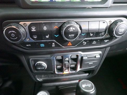 Used 2023 Jeep Wrangler Unlimited Sahara AWD/4WD image 17