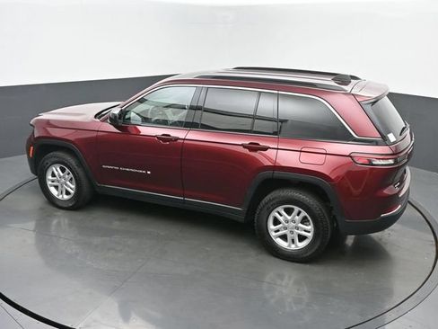 Used 2024 Jeep Grand Cherokee Laredo AWD/4WD image 38