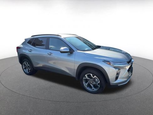 Used 2025 Chevrolet Trax LT image 2