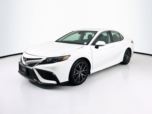 Used 2024 Toyota Camry SE FWD image 3