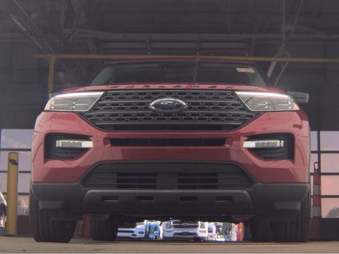 Used 2024 Ford Explorer XLT w/ Equipment Group 202A AWD/4WD image 4