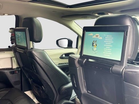 Used 2018 Chrysler Pacifica Limited w/ Advanced Safetytec Group FWD image 18