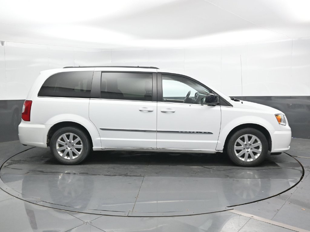 Used 2016 Chrysler Town & Country Touring FWD image 4
