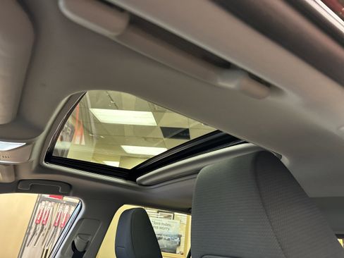 Used 2022 Toyota RAV4 XLE w/ Convenience Package image 6