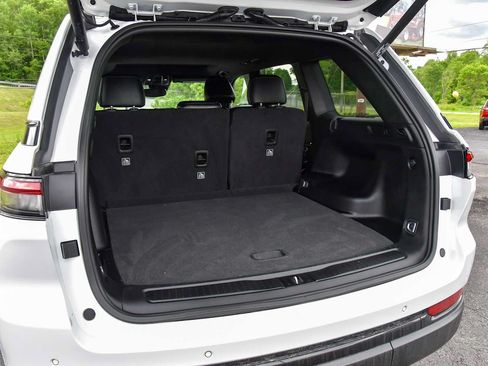 Used 2023 Jeep Grand Cherokee Altitude AWD/4WD image 13