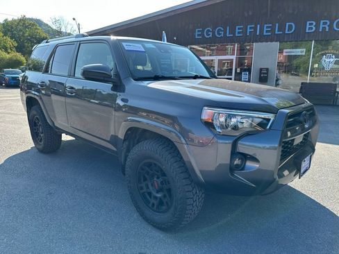 Used 2023 Toyota 4Runner SR5 AWD/4WD image 3