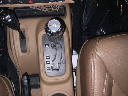 Used 2017 Jeep Wrangler Unlimited Rubicon w/ Connectivity Group AWD/4WD image 15