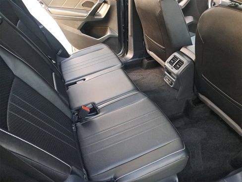 Certified 2022 Volkswagen Tiguan SE w/ Panoramic Sunroof Package image 11