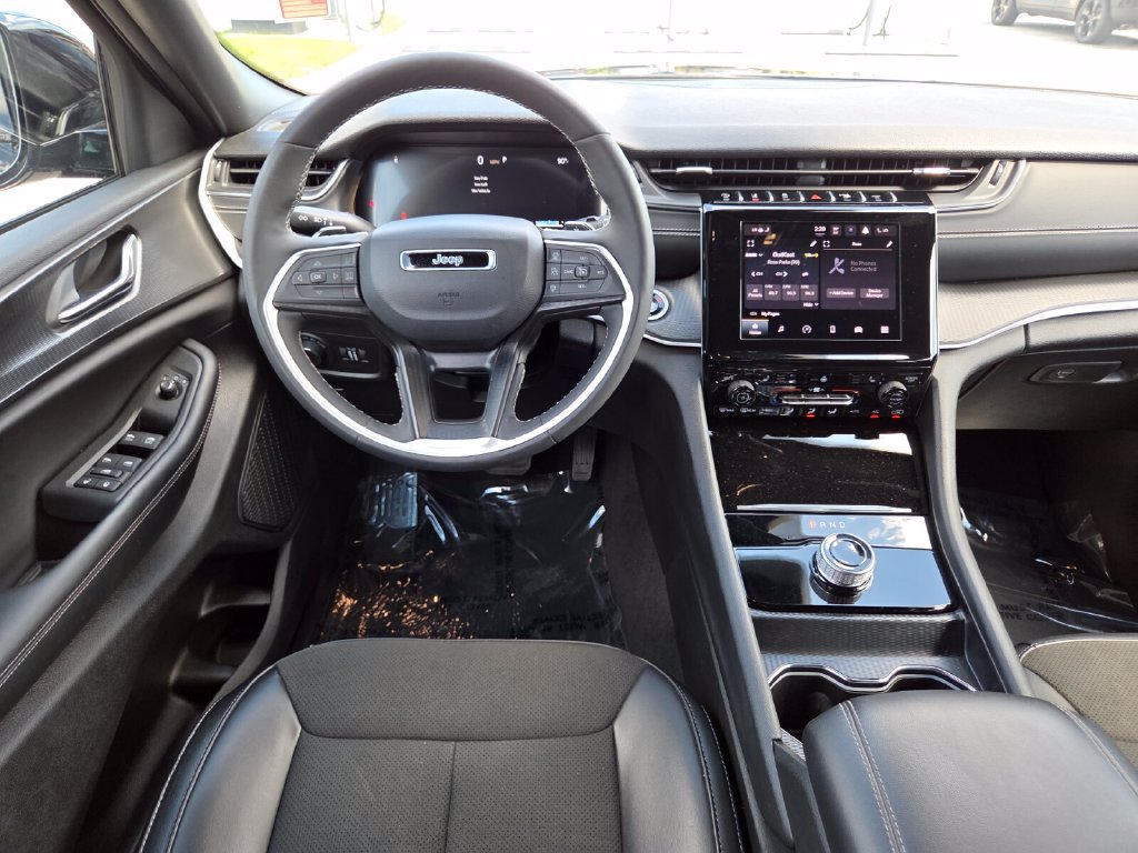 Used 2025 Jeep Grand Cherokee Altitude AWD/4WD image 26