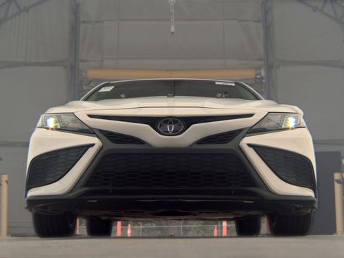 Used 2024 Toyota Camry SE FWD image 4