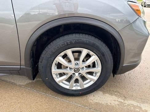 Used 2019 Nissan Rogue S w/ Special Edition Package FWD image 12