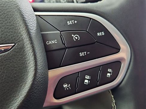 Used 2024 Chrysler Pacifica Touring-L image 24