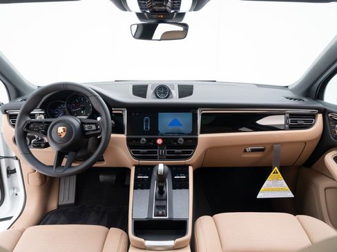 Certified 2026 Porsche Macan AWD/4WD image 28