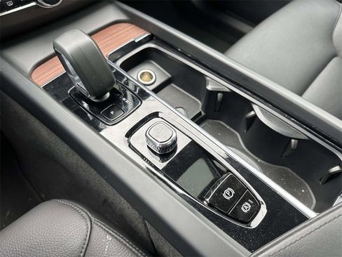 Used 2023 Volvo XC60 B5 Plus image 6